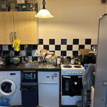 1 bedroom in a house share to rent - Photo 3