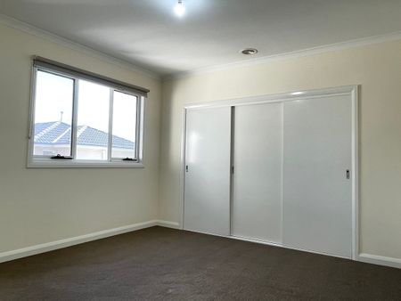 Quiet & Gorgeous - Photo 4