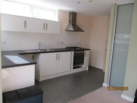 4 bedroom semi-detached house to rent - Photo 2