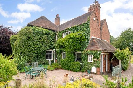 A prestigious five-bedroom family home, ideally situated in the tranquil area of Solihull, set amidst acres of expansive land. - Photo 3