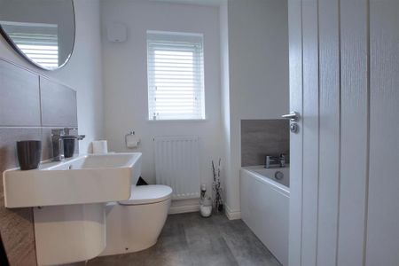 5 bedroom detached house to rent - Photo 3