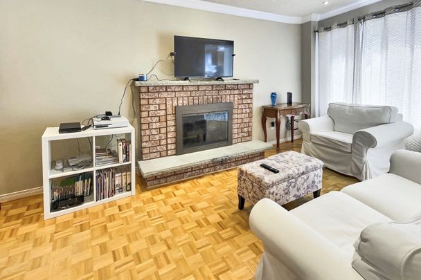 For Lease - 920 College Manor Drive, Newmarket, Ontario - Photo 1