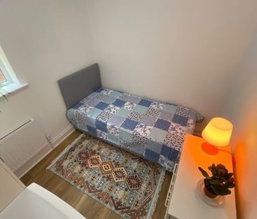 Room in a Shared House, Ancona Road, NW10 - Photo 2