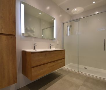 Gerenoveerd gelijkvloers appartement met ruim terras - Photo 2