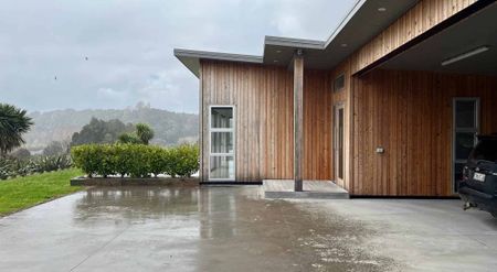 Large modern home with minor dwelling included - Photo 5