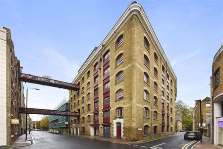 A wonderfully appointed, two bedroom apartment situated on the fourth floor of this charming warehouse conversion located in the heart of West Wapping. - Photo 2