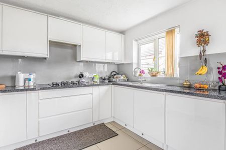 4 bedroom end of terrace house to rent - Photo 5