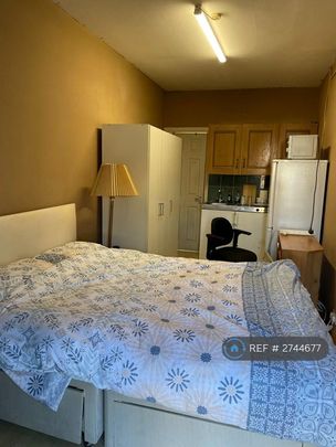 1 bedroom in a house share to rent - Photo 1