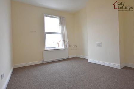 4 bedroom end of terrace house to rent - Photo 2