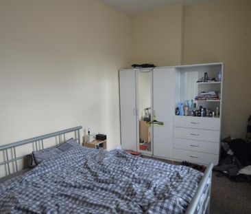 3 bedroom flat to rent - Photo 4