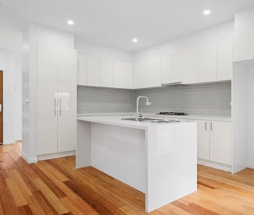 Architecturally Designed Spacious Four-Bedroom Townhouse - Photo 4