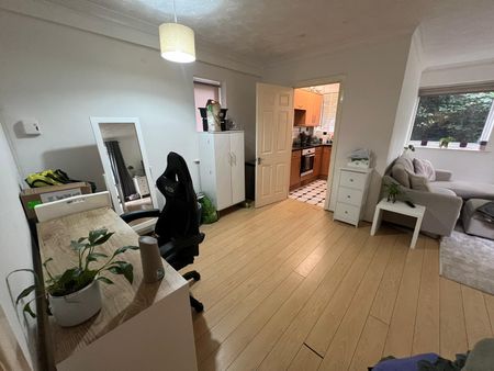 2 bedroom apartment to rent Southwood Court, Pine Grove, Weybridge, KT13 - Photo 3