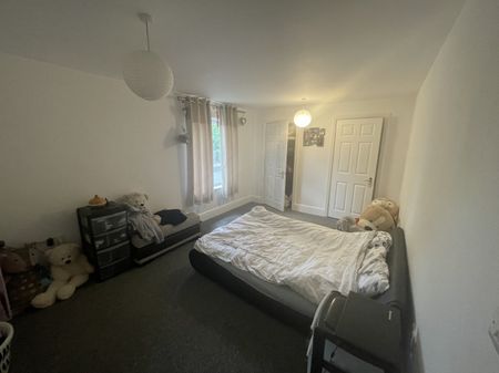 2 bed Apartment - To Let - Photo 3