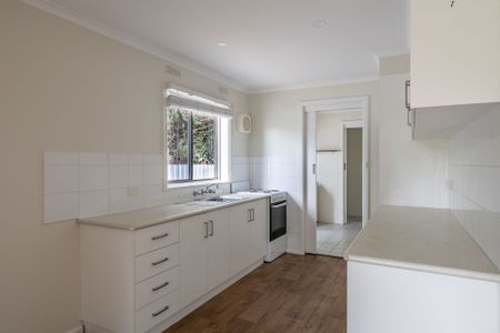 Comfortable Three Bedroom Unit - Photo 3