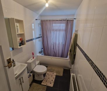 Hunters Square, Dagenham, RM10 - Photo 3