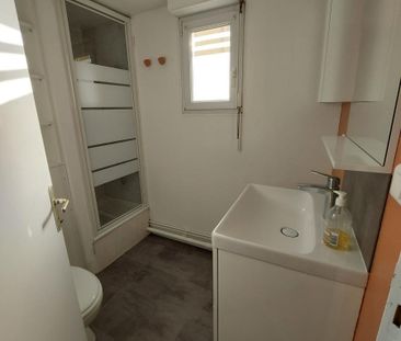 En hyper centre, Rue de Vesle, un appartement meublé type 1 avec ba... - Photo 3