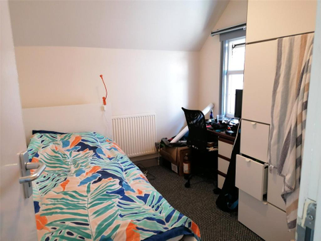 4 bedroom end of terrace house to rent - Photo 5