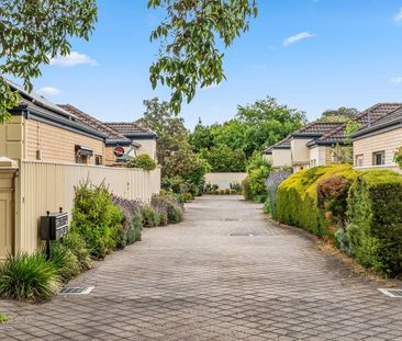 Courtyard home in prime location - Photo 3
