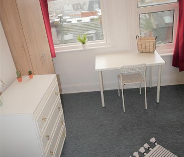 Gables, Bournemouth, BH1 - Photo 2