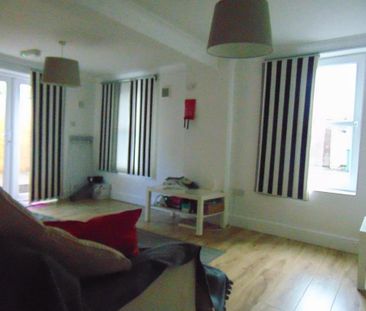 3 bedroom ground floor flat to rent - Photo 2