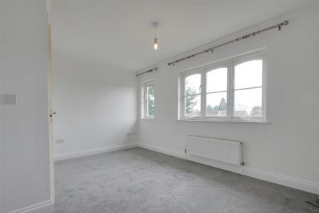 4 bedroom semi-detached house to rent - Photo 2