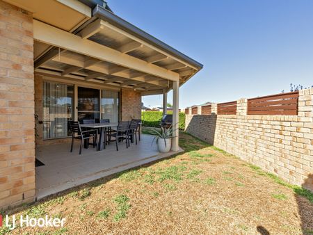 Spacious 3-Bedroom Family Home with Modern Features & Private Outdoor Space - Photo 3