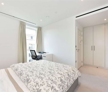 A bright two bedroom two bathroom apartment with direct access to a... - Photo 2