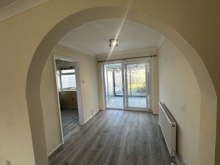 3 bedroom end of terrace house to rent - Photo 2