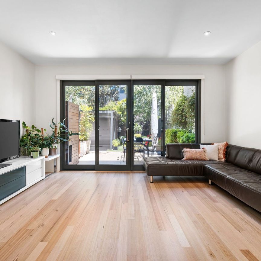 IMMACUATE TOWNHOUSE READY FOR YOU TO MOVE IN! - 7 MONTH LEASE TERM (NEGOTABLE) - Photo 1