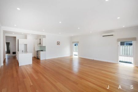 “Beautifully Maintained Family Gem with Huge Living Space” - Photo 3