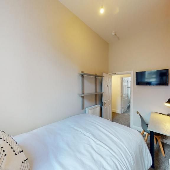 4 bedroom flat to rent - Photo 1
