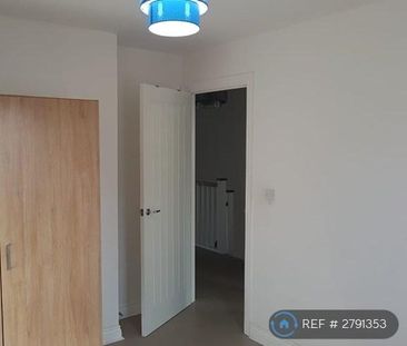 4 bedroom semi-detached house to rent - Photo 5