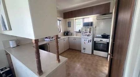 TIDY FAMILY HOME WITH SLEEPOUT - Photo 2