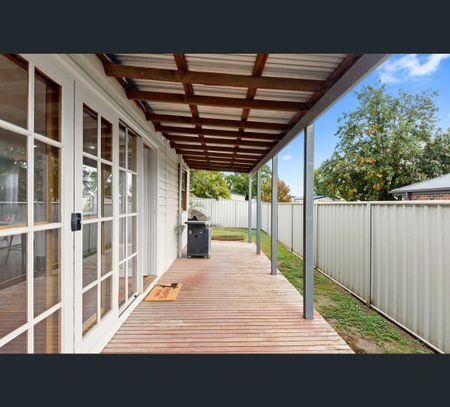 1/21 Heinz Street, White Hills, Vic 3550 - Photo 2