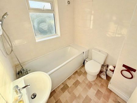 3 bedroom House To Let - Photo 4