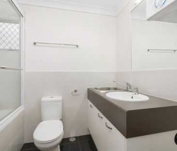 Spacious Two-Bedroom Apartment with Park Views in Annerley - Photo 3