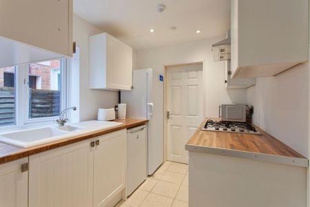 3 bedroom terraced house to rent - Photo 3