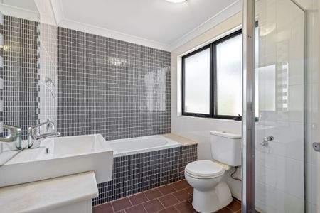 TRENDY TOWNHOUSE! - Photo 5