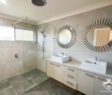 Large Family Home for Dual Living - 4 Bedrooms + 2 Extra Rooms - Photo 5