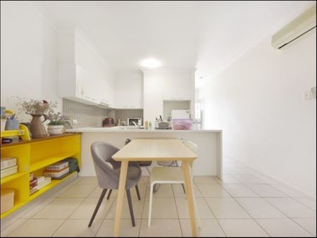 Spacious, Fully Furnished Double-Storey 2-Bedroom Townhouse - Available Now - Photo 3