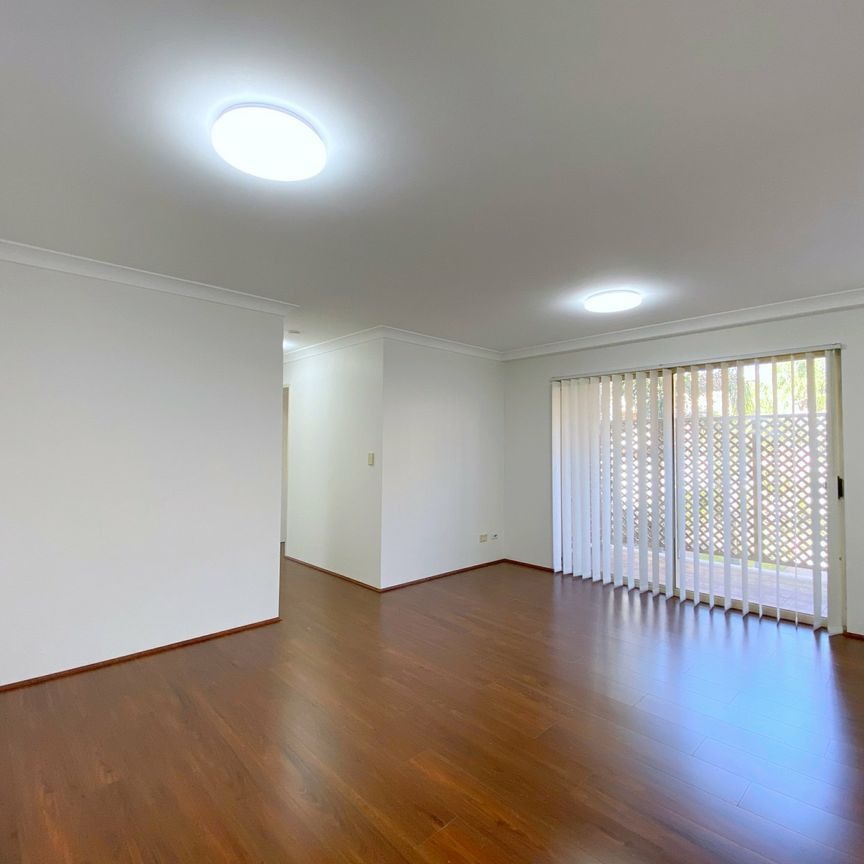 Stylish 2 Bedroom Apartment ! - Photo 1