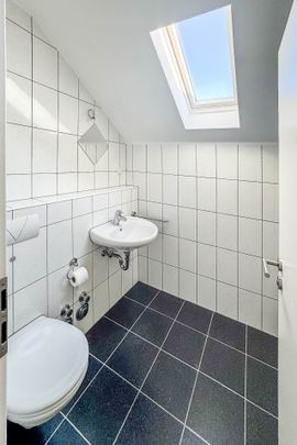 Klein, fein, renoviert: Dachgeschosswohnung mit Stellplatz in Refrath - Photo 1