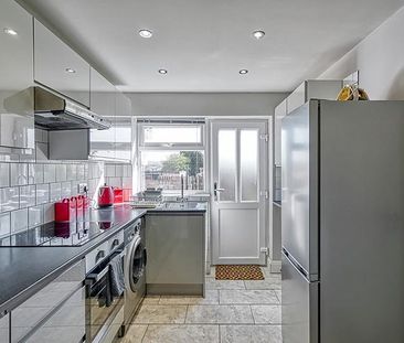 1 bedroom in a house share to rent - Photo 2