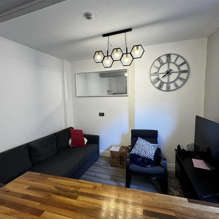 4 bedroom apartment to rent - Photo 1