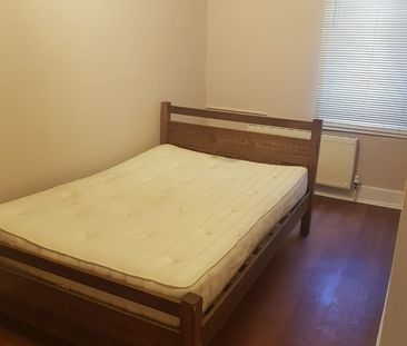 2 Bed Flat, Clapham Manor Street, SW4 - Photo 2