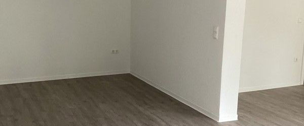 Zentral gelegen: renovierte 2 Zimmer, mit Balkon - Photo 1