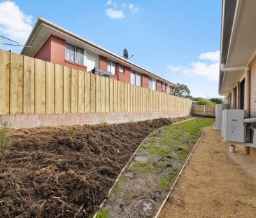 Modern 3 Bedroom Unit In Great Location - Photo 6