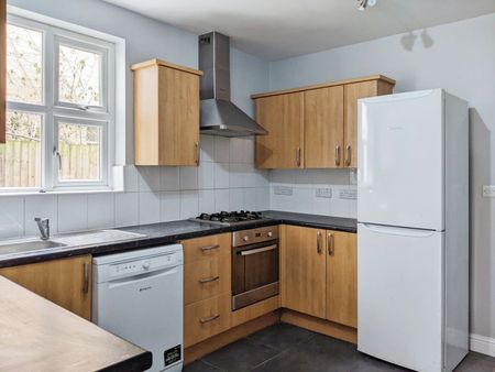 Pitcairn Road, Mitcham - Photo 2