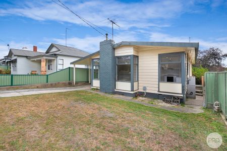 WALKING DISTANCE TO CENTRAL BALLARAT! - Photo 2