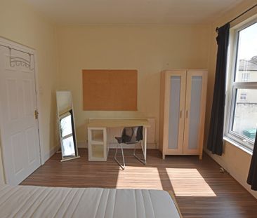 3 Bedroom Semi-Detached House - Photo 2